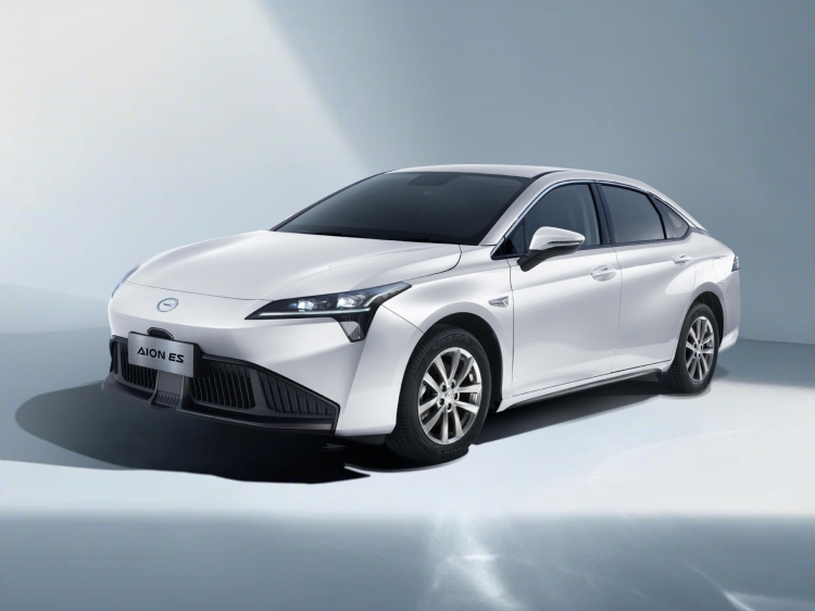 GAC Aion ES branco — sedan executivo 100% elétrico usado pela FCG em Belo Horizonte e Betim